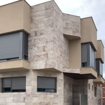 Casa moderna con fachadas texturizadas