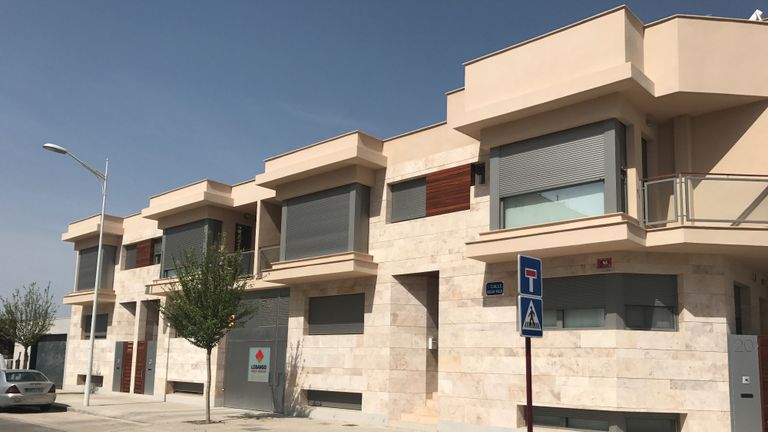 Edificio moderno en la calle