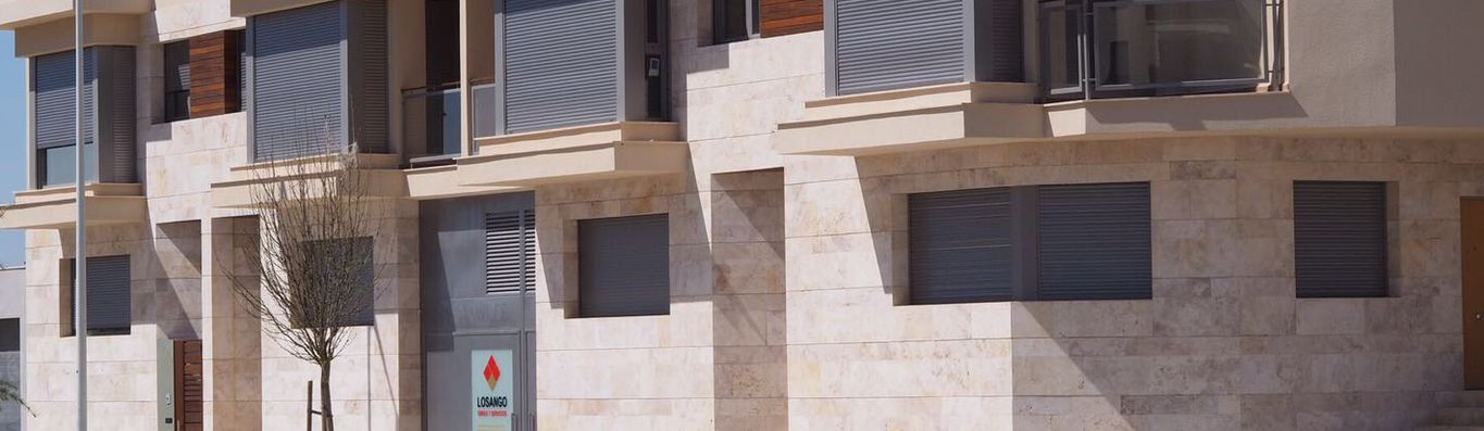 Edificio moderno con ventanas cerradas