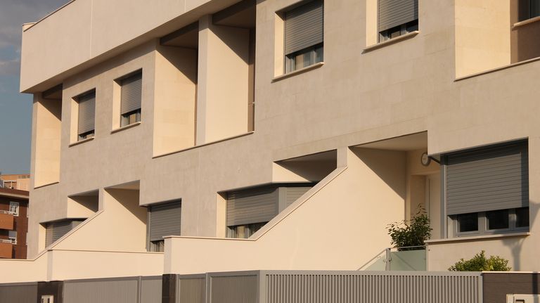 Edificio moderno con ventanas grises